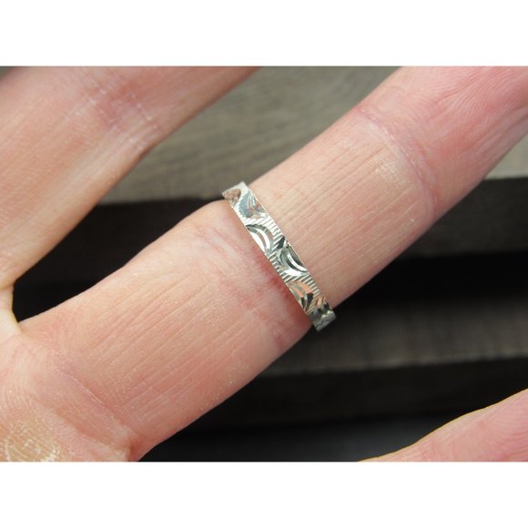 Size 5 Sterling Silver Petite Cool Textured Pattern Band Ring - Picture 3 of 7